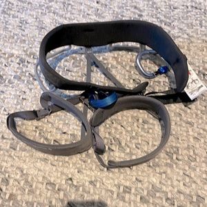 Black Diamond Momentum seat style kids climbing harness